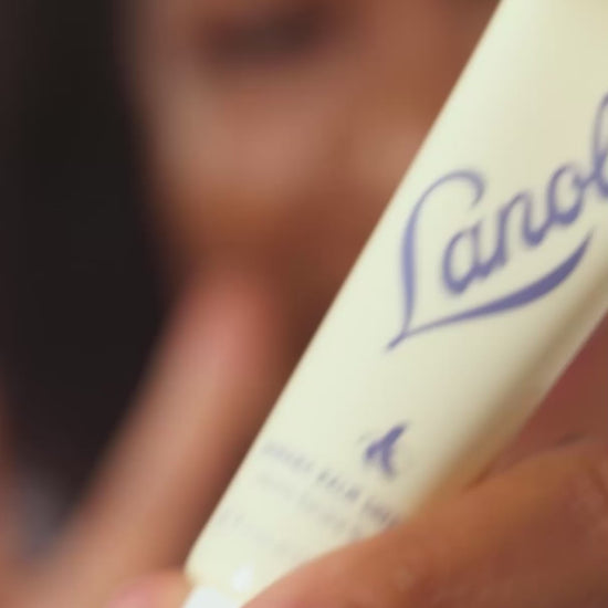 Video of model applying Lanolips Banana Balm Lip Sheen 3-in-1. Made with all-natural lanolin, banana extract, cocoa seed butter and sheen, it gives you soft, hydrated, glowing lips.
